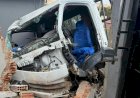 Motorista passa mal ao volante e caminhão colide com carro e casas em Guaxupé