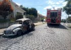 Incêndio destrói Fusca no centro de Guaxupé