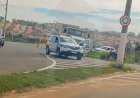 Motociclista de 57 anos fica ferido após caminhão fechar preferencial em rotatória de Guaxupé
