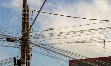 Câmara Municipal de Guaxupé aprova lei que obriga retirada de fios desordenados nos postes