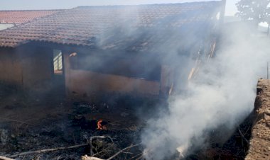 Fogo em terreno com mato alto se espalha e atinge casa abandonada em Guaxupé