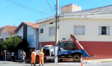 Caminhão desgovernado para preso entre poste e casa em Guaxupé