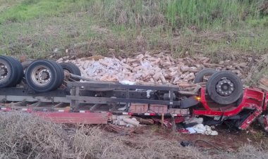 Jovem morre em capotamento de caminhão carregado de papel na BR-146