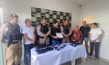 Deputado Antônio Carlos Arantes entrega pistolas Glock à Polícia Militar de Muzambinho