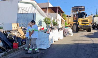 Prefeitura de Guaxupé retira cinco caminhões de lixo acumulado de residência em operação judicial