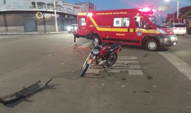 Motociclista de 66 anos fica ferido em colisão com carro na Av. Dona Floriana em Guaxupé
