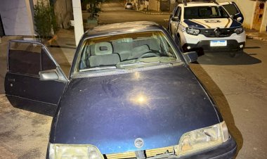 Monza com documento vencido desde 2023 é apreendido após perseguição em Guaxupé