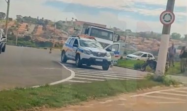 Motociclista de 57 anos fica ferido após caminhão fechar preferencial em rotatória de Guaxupé