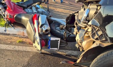 Acidente entre moto e carro deixa jovem ferido na Dona Floriana em Guaxupé