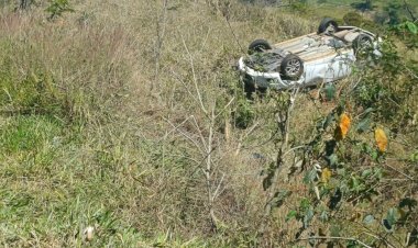 Carro com casal de Guaxupé capota na SP-344 e mulher é resgatada pelo porta-malas
