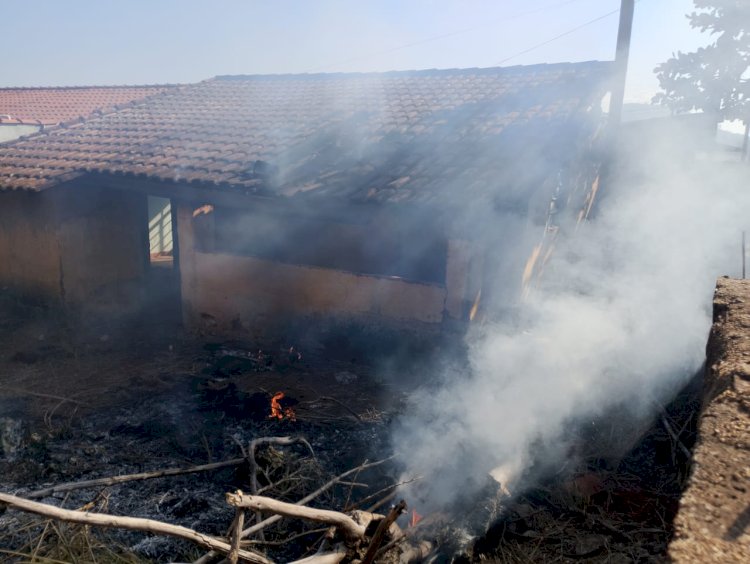 Fogo em terreno com mato alto se espalha e atinge casa abandonada em Guaxupé