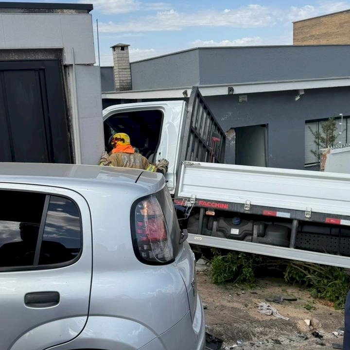 Motorista passa mal ao volante e caminhão colide com carro e casas em Guaxupé