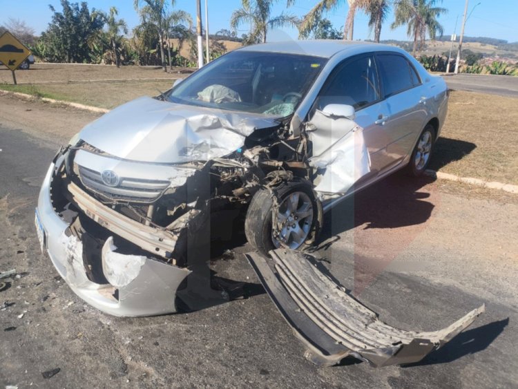 Manobra para evitar colisão traseira provoca batida frontal na MG-449, em Arceburgo