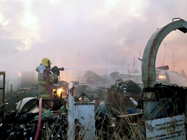 Incêndio de grandes proporções atinge ferro-velho às margens da MG-450 em Guaxupé
