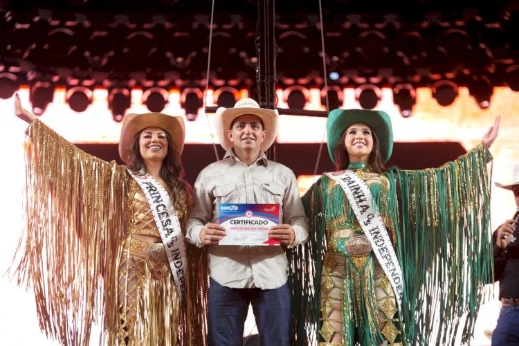 Gustavo Cyrino é campeão na modalidade Bareback na Festa do Peão de Barretos