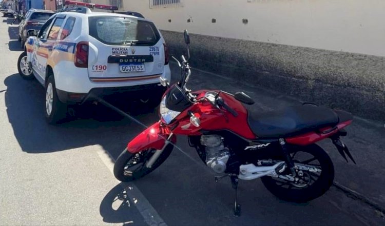 PM flagra motociclista com R$ 13 mil em infrações e veículo irregular em Arceburgo