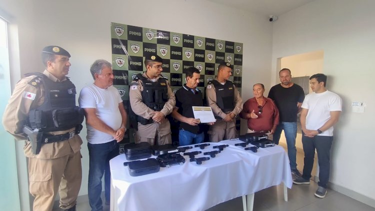 Deputado Antônio Carlos Arantes entrega pistolas Glock à Polícia Militar de Muzambinho