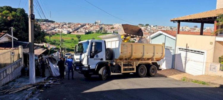 Prefeitura de Guaxupé retira cinco caminhões de lixo acumulado de residência em operação judicial