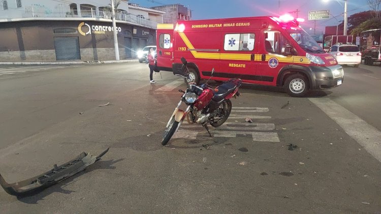 Motociclista de 66 anos fica ferido em colisão com carro na Av. Dona Floriana em Guaxupé