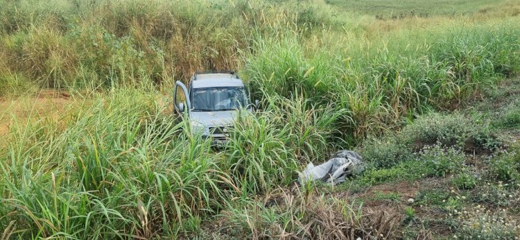 Carro desvia para evitar batida em ultrapassagem e cai em barranco na MG-449, em Arceburgo