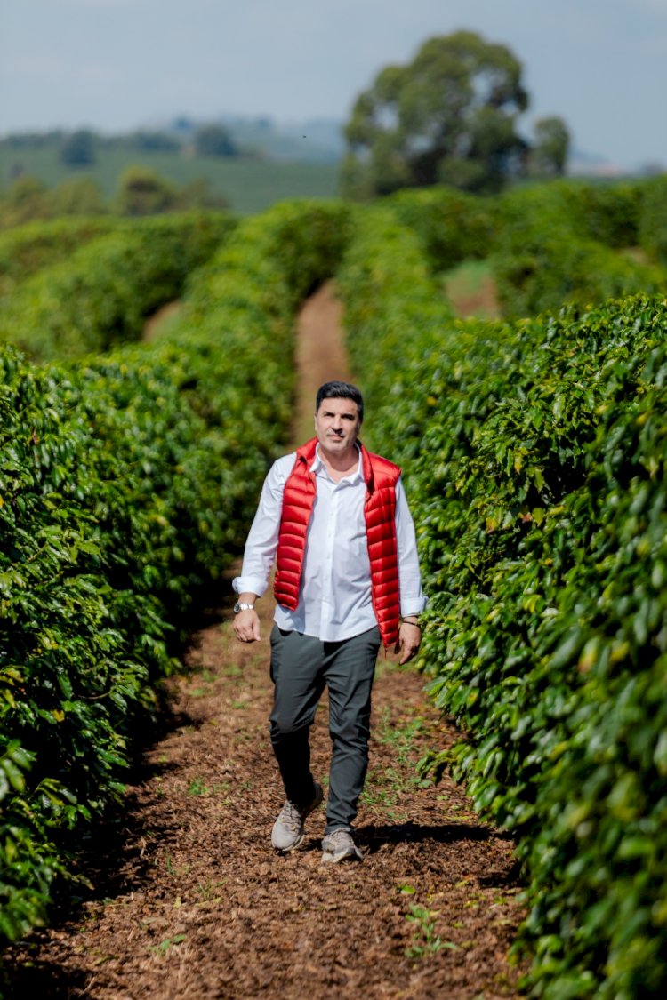 Edu Guedes visita Guaxupé e conhece os bastidores da produção de café