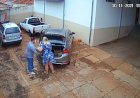 Vídeo mostra diretor administrativo descarregando carro  particular de funcionária terceirizada com arquivos internos  da Prefeitura de Bariri; Polícia Civil abre inquérito