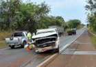 Caminhonete colide contra defesa metálica da pista em Bariri