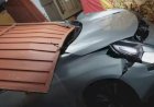 Motorista é atingido por motociclista, perde controle do carro e derruba portão de casa em Bauru
