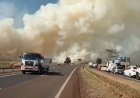 Incêndio às margens da Bauru-Jaú bloqueia trecho da rodovia próximo ao trevo de Itapuí e causa acidente