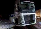 Carreta carregada com cana-de-açúcar tomba e causa congestionamento na Marechal Rondon, em Agudos