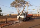 Caminhão derruba poste de energia em Ibitinga