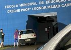 Carro bate em outro veículo e atinge parede de creche em Bariri