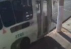 Ônibus invade calçada e derruba poste em Pederneiras