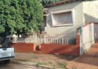 Vizinhos de casa abandonada na João Lemos denunciam situação insalubre após imóvel ser invadido por moradores de rua e dependentes químicos