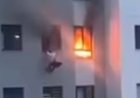Homem pula de terceiro andar de prédio para escapar de incêndio