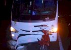Colisão traseira deixa moto cravada em ônibus em Agudos