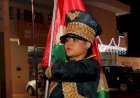 Banda Marcial brilha em desfile que marcou o “acender das luzes de Natal” em Bariri; evento reúne grande público mesmo com chuva