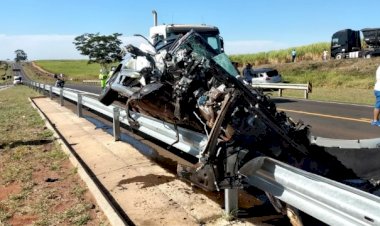Mulher morre em acidente com três carros na Jaú-Bocaina