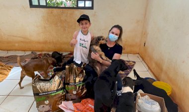 Baririense de 7 anos troca presentes de aniversário por  sacos de ração e doa arrecadação ao Focinho Carente