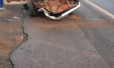 Brasilia colide com caminhão prancha em Dois Córregos