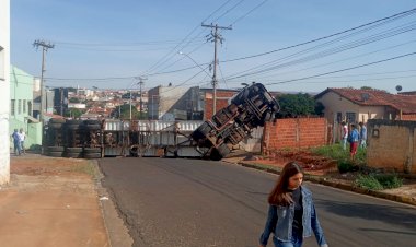 Carreta tomba após curto-circuito na bateria em Ibitinga