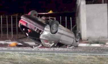 Carro capota na avenida  do Lago em Jaú