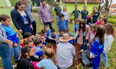 Crianças da rede municipal de  ensino de Itaju plantam mudas em comemoração ao Dia da Árvore