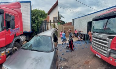 Carreta desgovernada atinge automóveis e casas em Ibitinga