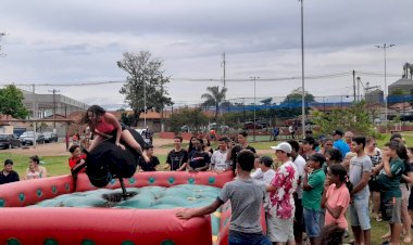 Voluntários de Itapuí promovem festa das crianças em praça  pública, no bairro Padre Arlindo