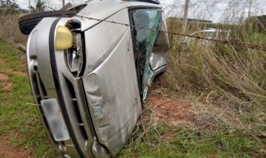 Homem rouba carro e sofre  capotamento em Ibitinga