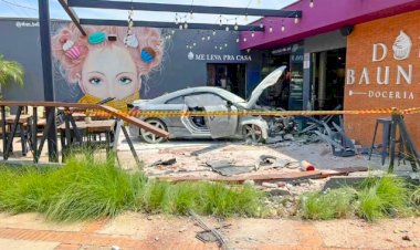 Carro de luxo invade loja de doces e deixa um ferido em Bauru