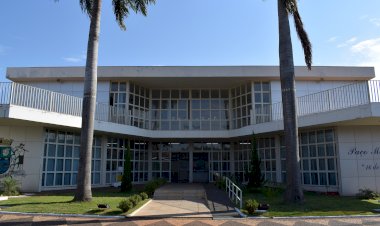 Gestão Abelardo-Foloni altera lei e vereadores aprovam aumento para sete tipos de taxas de serviço em Bariri; Edcarlos e Myrella votam contra reajustes