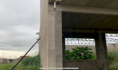 Prédio interditado em Bariri há um ano ainda oferece risco de queda