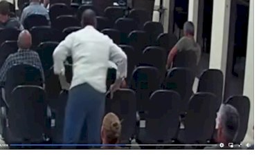 Chefe de gabinete provoca autor do pedido de impeachment do prefeito com a expressão “chupa” após votação na Câmara de Bariri